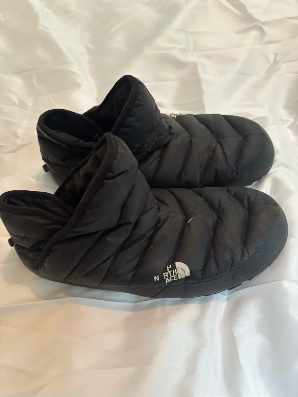 The North Face women’s Quilted Slip-On thermoball - Black